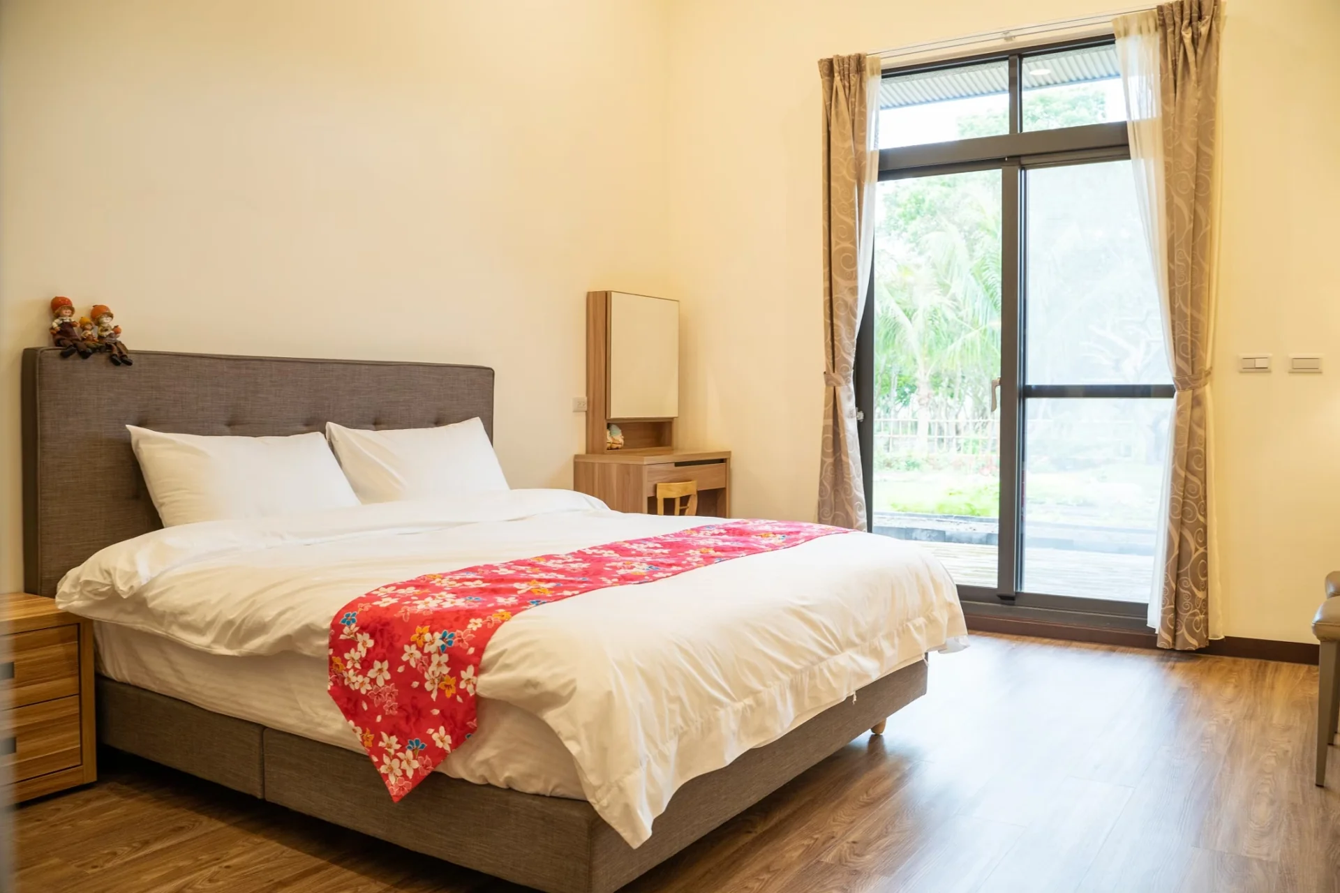 Choosing a room for a couple or family in Luoshan