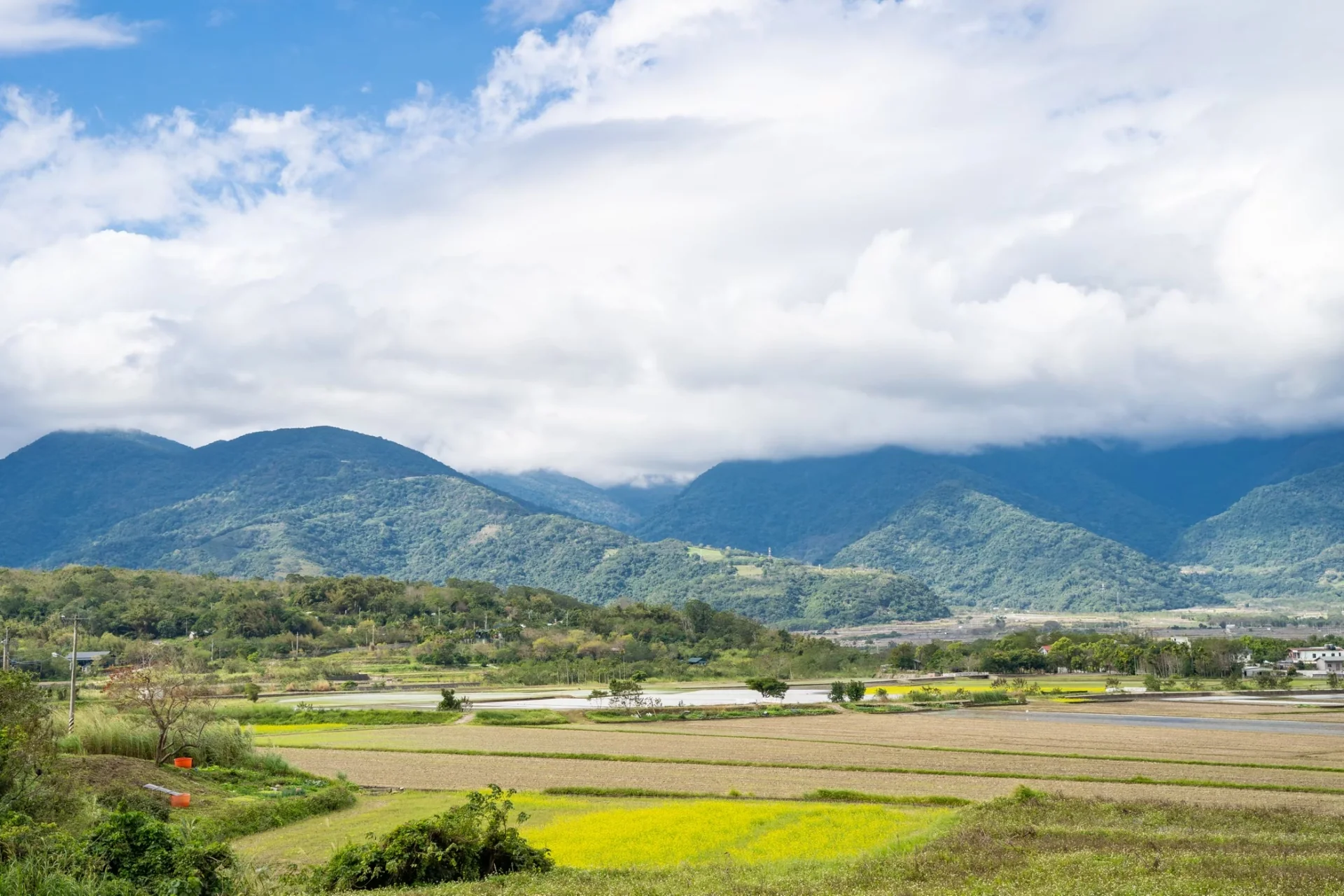 Fields and mountains around Luoshan