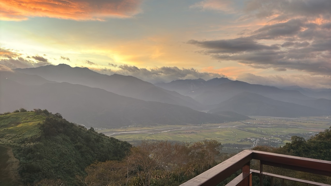 Mountain layers and evening light at Liushishi Mountain